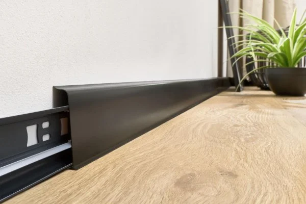 Плинтус пластиковый Arbiton INDO70 220 Чёрный матовый 2.5 м в Омске