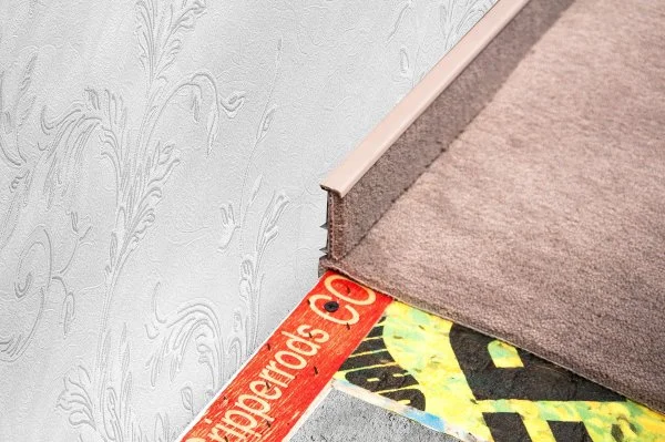 Плинтус для ковролина Korner Listwa 102 Беж 2,5м (50мм) в Омске